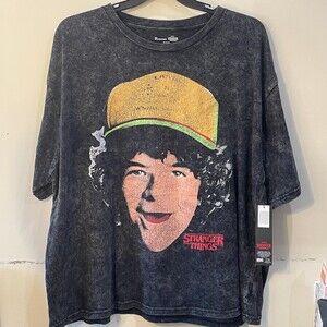 Men’s Stranger Things Tshirt - 2XL - Dustin - Netflix - Black - Hellfire Club